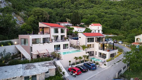 Exklusive Kollektion aus zwei Panoramavillen